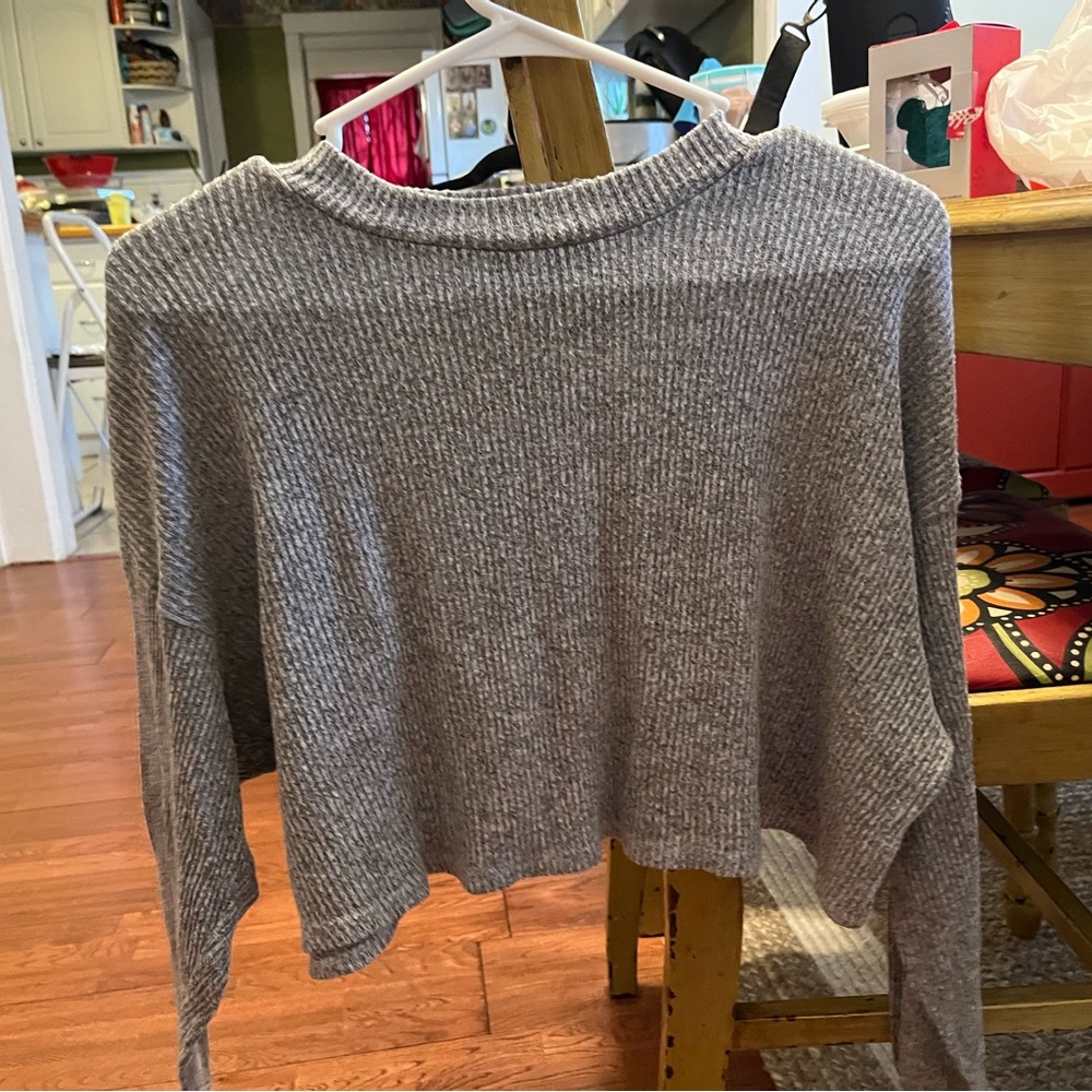 Cropped grey long sleeve shirt